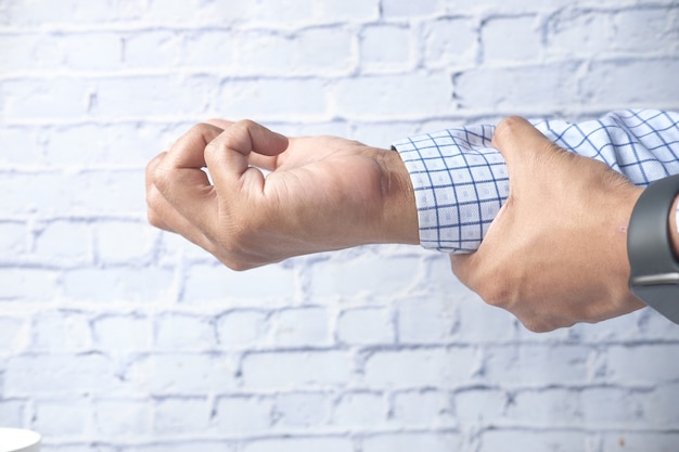 Foto hombre que sufre dolor en la mano de cerca