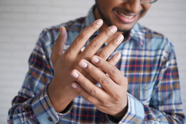 Foto hombre que sufre dolor en la mano de cerca