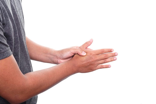 Foto hombre que sufre de dolor en las manos aislado en fondo blanco