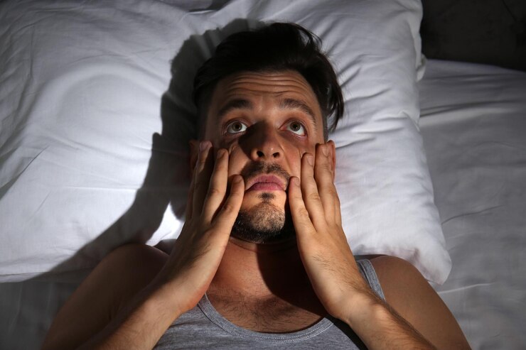 Foto hombre que sufre de insomnio en la cama en casa