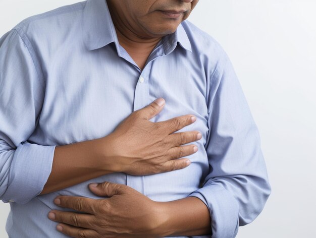 Foto un hombre que tiene dolor de corazón