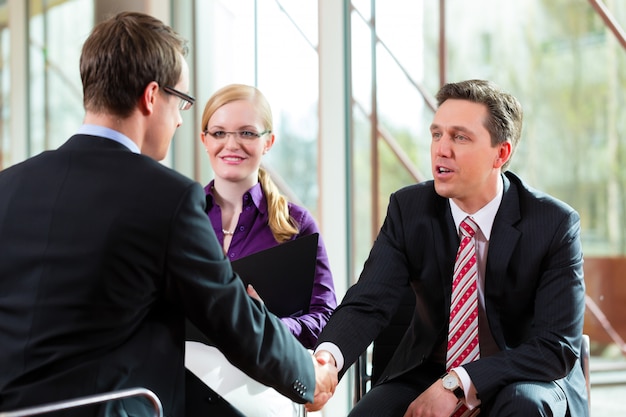 Hombre que tiene una entrevista con el empleo de gerente y socio de empleo