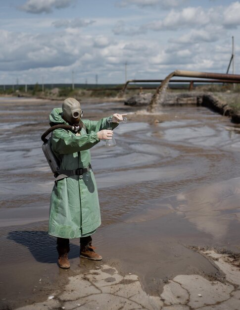 Foto un hombre que toma fotografías en el agua