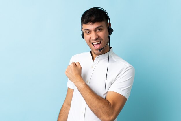 Hombre que trabaja con un auricular