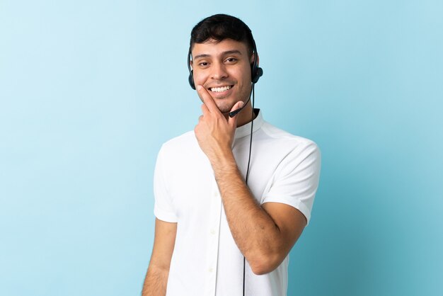 Hombre que trabaja con un auricular