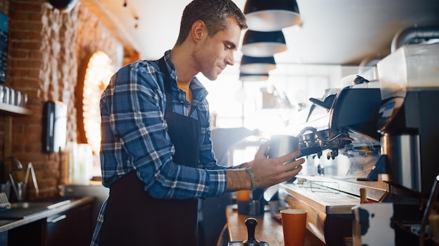 Un hombre que trabaja en una cafetería.