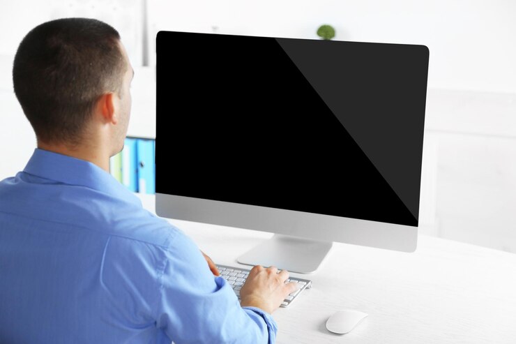 Foto hombre que trabaja con la computadora en la oficina
