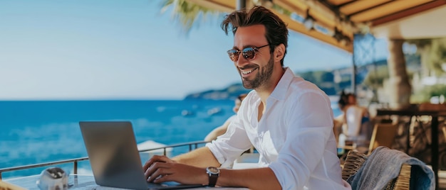 Hombre que trabaja en la computadora portátil en la mesa