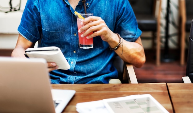 Hombre que trabaja en una computadora portátil en un restaurante