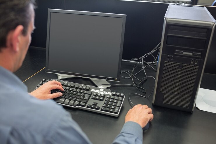 Foto hombre que trabaja en la computadora