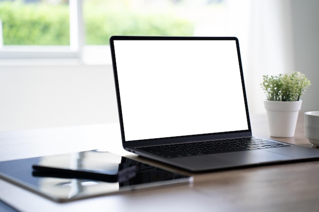 Hombre que trabaja Empresario usando una computadora de escritorio del espacio de copia de pantalla en blanco