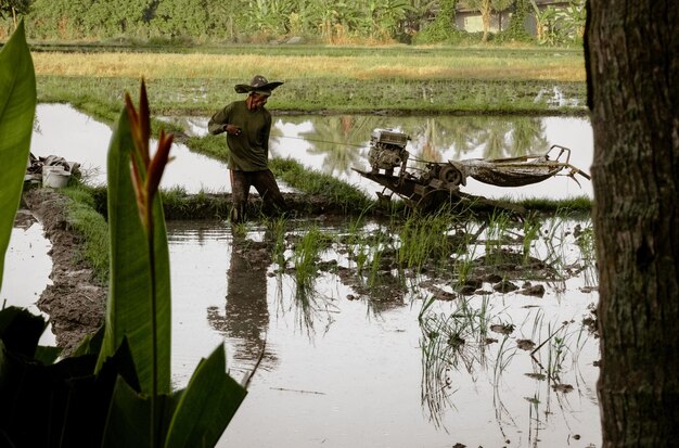 Foto hombre que trabaja con equipos agrícolas en la granja