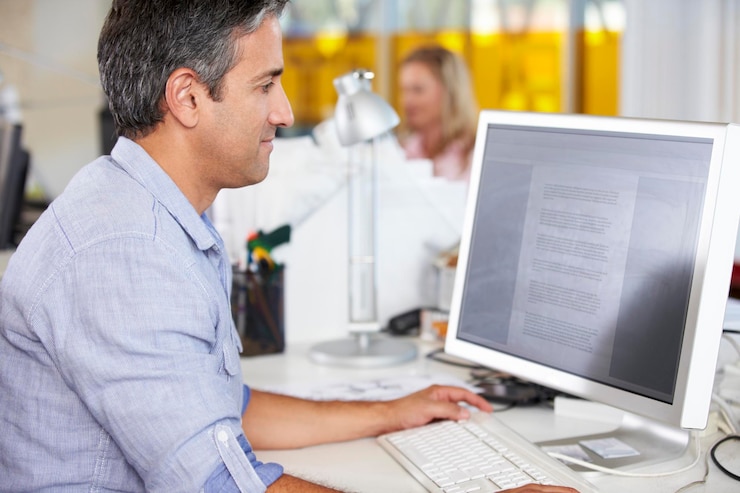 Foto hombre que trabaja en el escritorio en la oficina creativa ocupada
