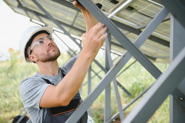 Un hombre que trabaja en una estación de energía solar.