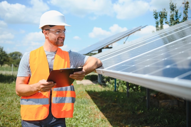 Un hombre que trabaja en la estación de energía solar