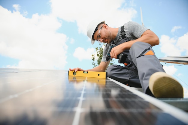 Un hombre que trabaja en la estación de energía solar