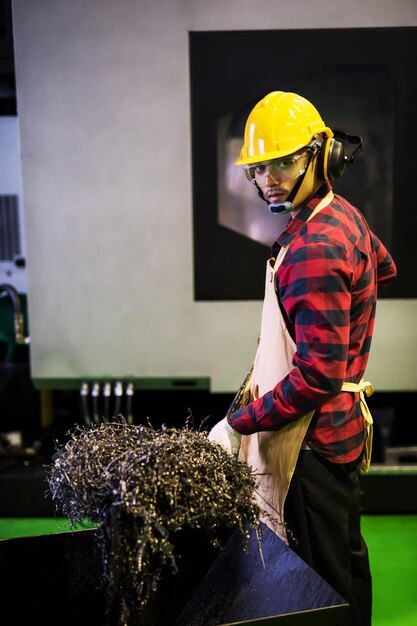 Foto hombre que trabaja en la industria.