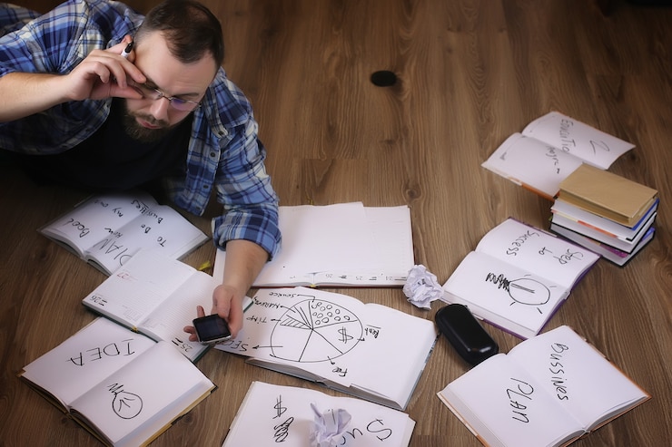 Foto hombre que trabaja con el libro en el concepto de educación y negocios de piso