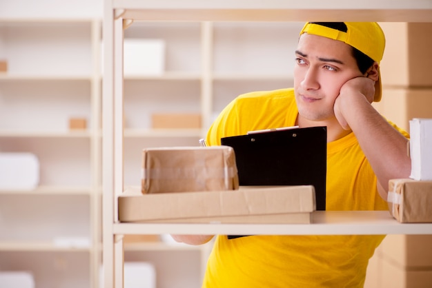 Hombre que trabaja en la oficina de servicios de paquetería postal