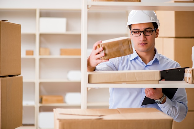 Hombre que trabaja en la oficina de servicios de paquetería postal