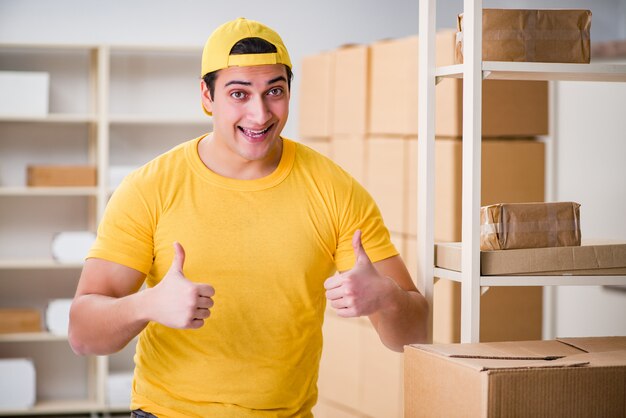 Hombre que trabaja en la oficina de servicios de paquetería postal