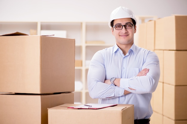 Hombre que trabaja en el servicio de traslado de caja