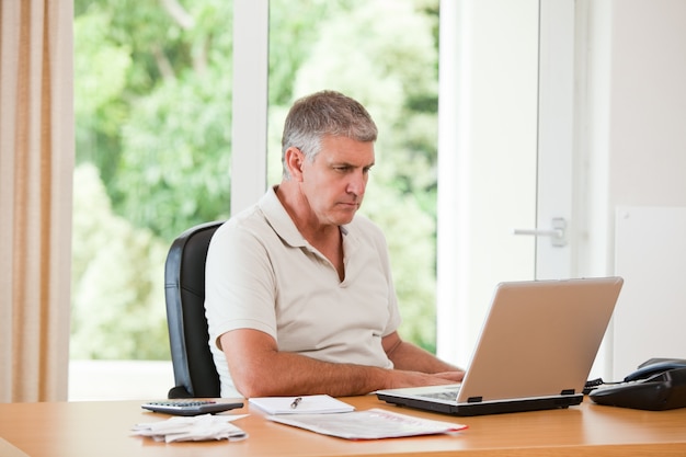 Hombre que trabaja en su computadora portátil