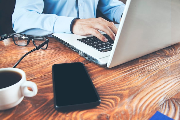 Hombre que trabaja en el teclado de la computadora