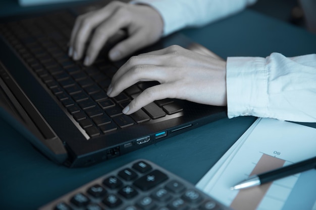 Un hombre que trabaja en el teclado de la computadora