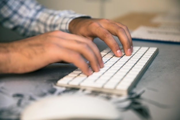 Hombre que trabaja en el teclado de la computadora