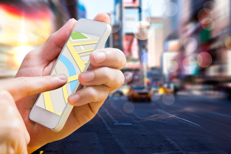 Foto hombre que usa la aplicación de mapa en el teléfono contra la calle borrosa de nueva york