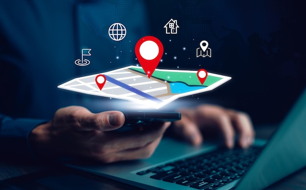 Hombre que usa una computadora portátil con un mundo virtual y un mapa modelo con un punto de ubicación Icono de la aplicación GPS Mapas de viaje y búsqueda de lugares en el sistema en línea Se generan todos los gráficos de pantallaBuscando viajes