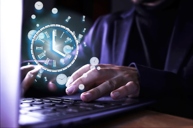 Foto hombre que usa la computadora con un reloj que indica la hora de uso de la computadora trabajo remoto