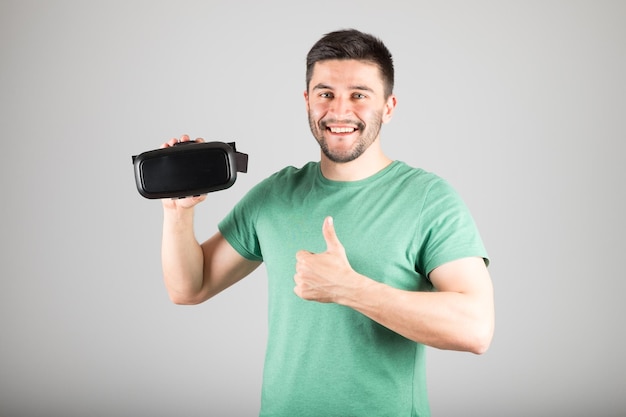 hombre que usa gafas de realidad virtual