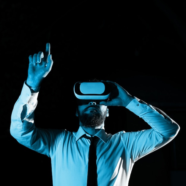 Hombre que usa gafas Vr y señala mensajes importantes con un dedo Empresario que tiene anteojos de realidad virtual y muestra información crucial