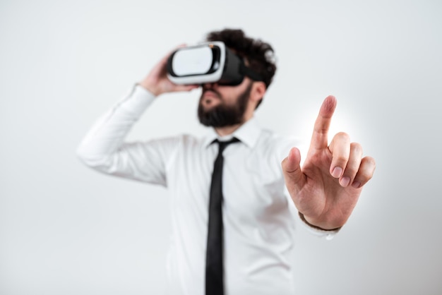 Foto hombre que usa gafas vr y señala mensajes importantes con un dedo empresario que tiene anteojos de realidad virtual y muestra información crucial