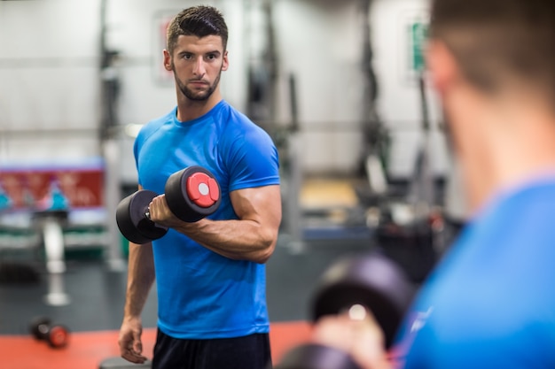 Hombre que usa pesos en su entrenamiento