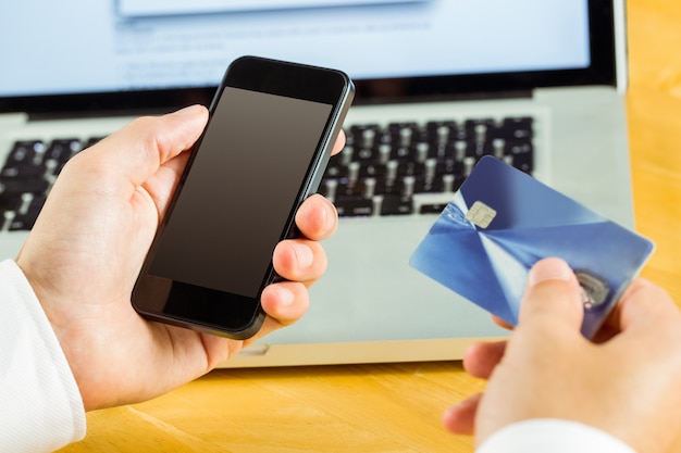 Foto hombre que usa el teléfono inteligente para ir de compras en línea