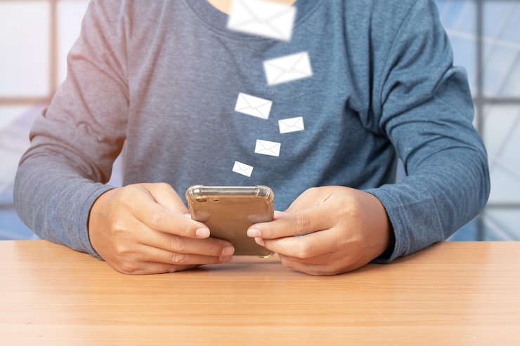 Foto hombre que usa el teléfono inteligente móvil con el icono de correo electrónico, concepto de tecnología de la comunicación.