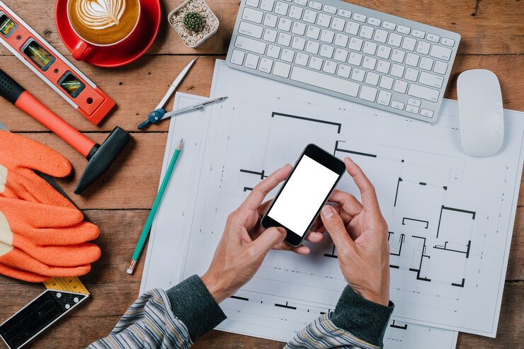 Foto hombre que usa el teléfono inteligente con pantalla en blanco en manos que tocan en una pantalla