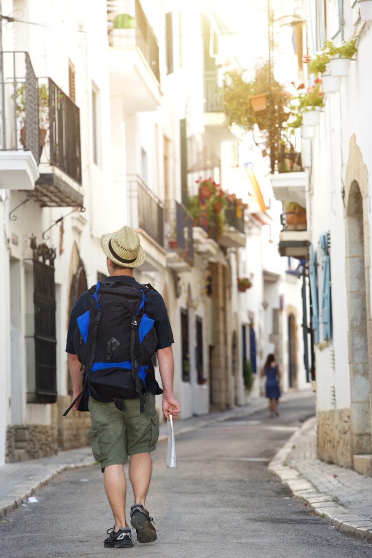 Foto hombre que viaja caminando con bolsa y mapa