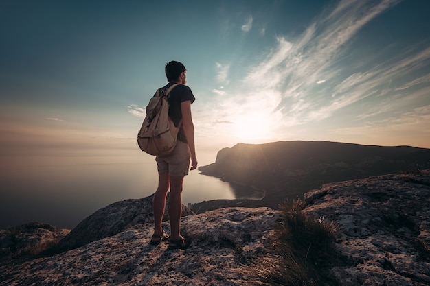 Hombre que viaja con mochila de senderismo en las montañas. Viajes Estilo de vida éxito concepto aventura vacaciones activas deporte de montañismo al aire libre, ropa hipster