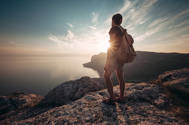 Hombre que viaja con mochila de senderismo en las montañas. Viajes Estilo de vida éxito concepto aventura vacaciones activas deporte de montañismo al aire libre, ropa hipster