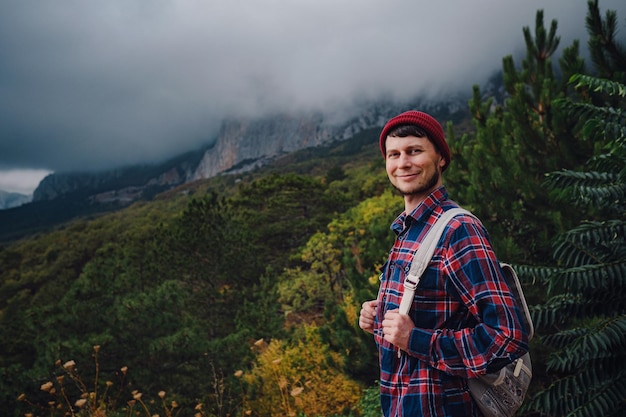 Hombre que viaja con una mochila de senderismo en los viajes de montaña