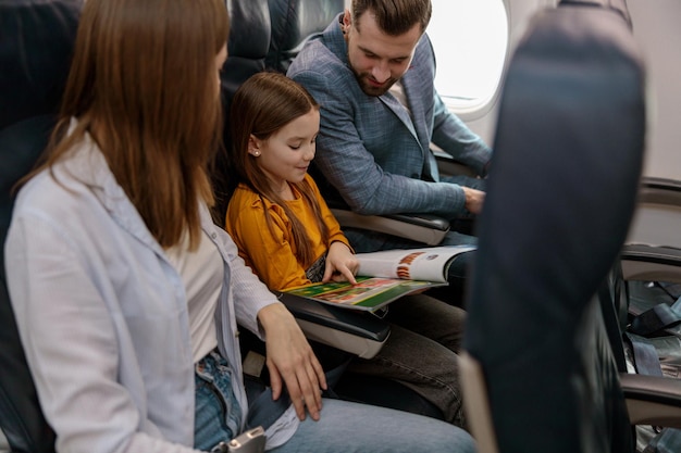 Hombre que viaja con su familia en avión de pasajeros