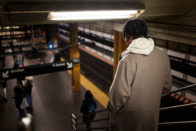 Foto hombre que viaja con el subterráneo de la ciudad