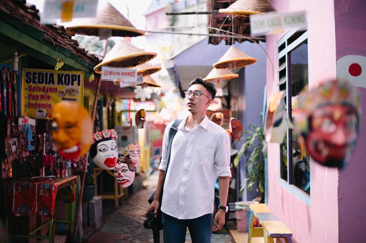 Un hombre que viaja y trae una cámara en Kampung Warna Warni