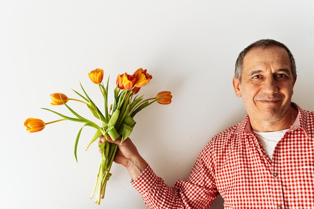 Hombre con ramo de regalo emoción positiva