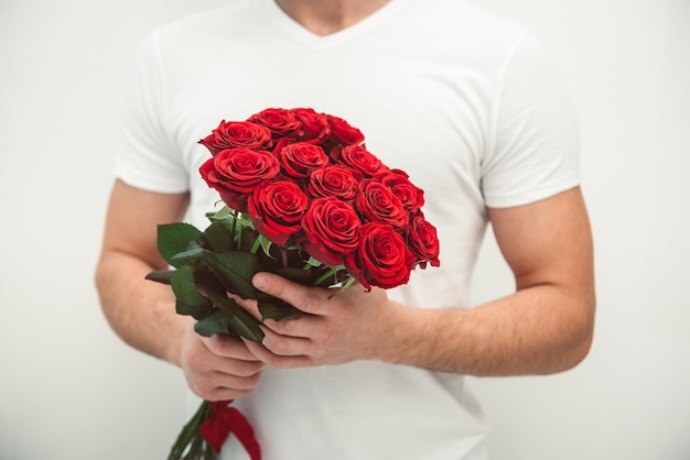 Hombre con ramo de rosas rojas concepto de día de san valentín