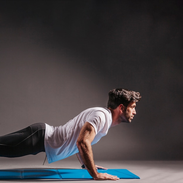 Foto hombre realizando flexiones